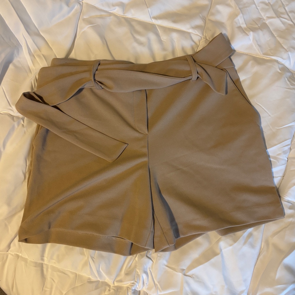 Flowy Buisness Casual Crème colored shorts